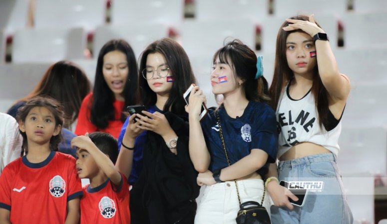 Bóng đá Việt Nam - Bóng hồng xinh đẹp gây 'thương nhớ' trên khán đài sân Olympic