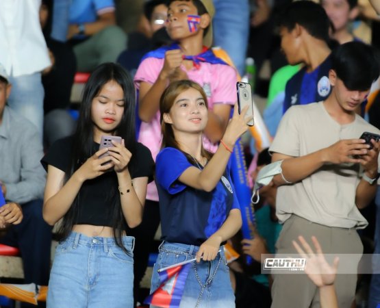 Bóng đá Việt Nam - Bóng hồng xinh đẹp gây 'thương nhớ' trên khán đài sân Olympic (Hình 7).