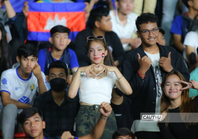 Bóng đá Việt Nam - Bóng hồng xinh đẹp gây 'thương nhớ' trên khán đài sân Olympic (Hình 8).